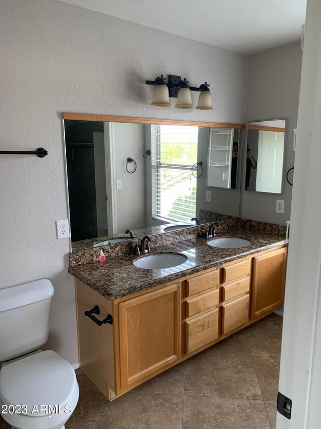 Building Photo - 494 W Cotton Ln