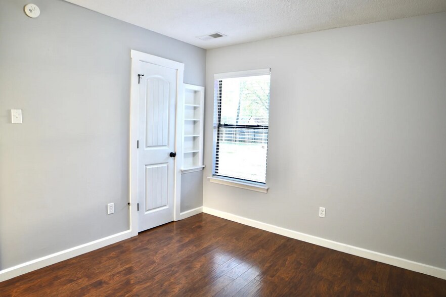 Building Photo - 925 Greenview Rd