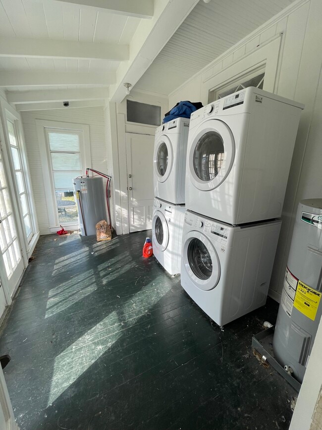 Building Photo - 1304 Helios Ave