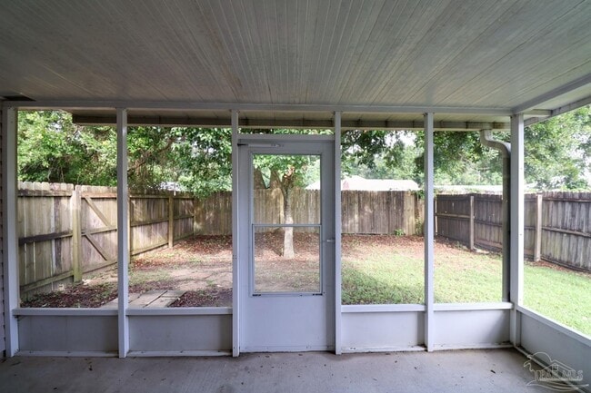 Building Photo - 8033 Stonebrook Dr