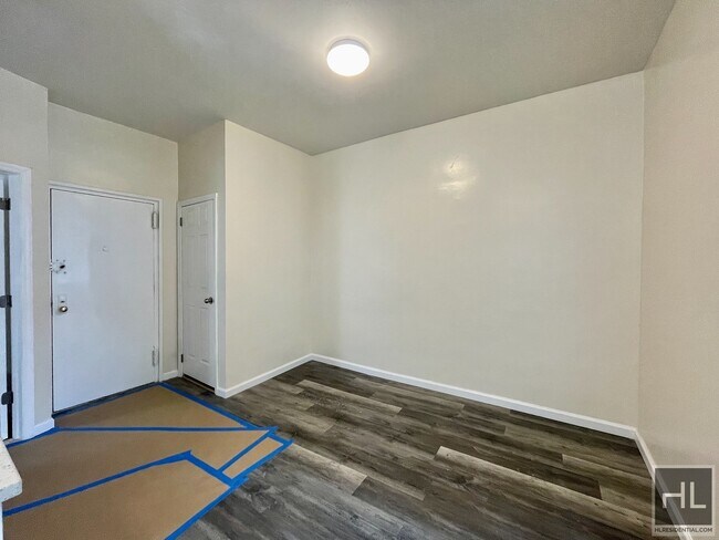 Building Photo - Cat-friendly 2.5 bedroom located in Astori...