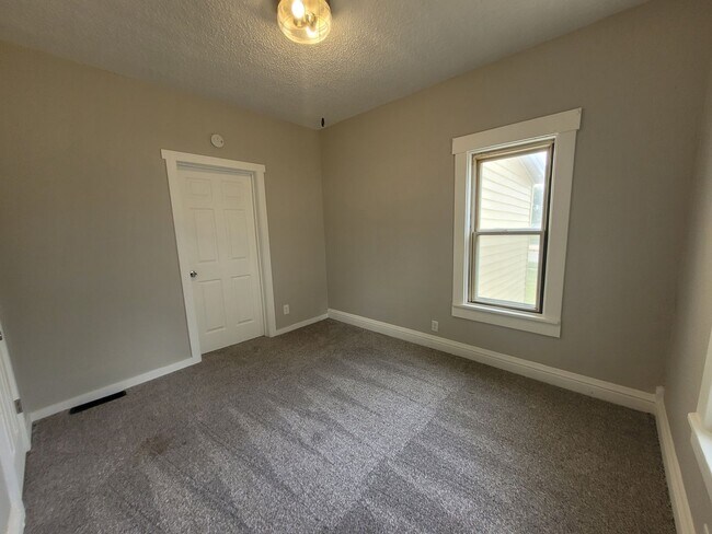 Building Photo - 1 Bedroom, 1 Bathroom Home near Iowa State Fairgrounds