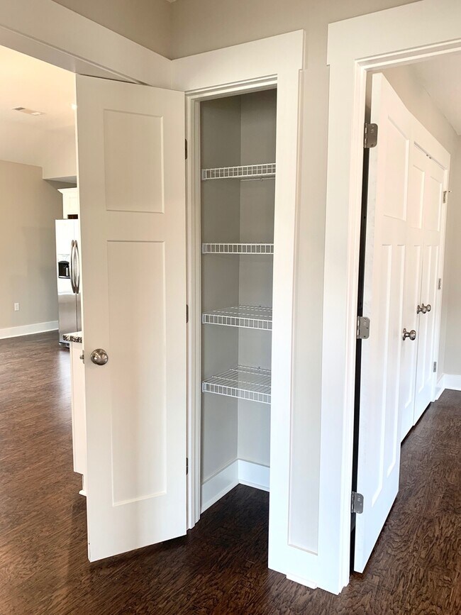 Building Photo - 312 Wolf Den Dr