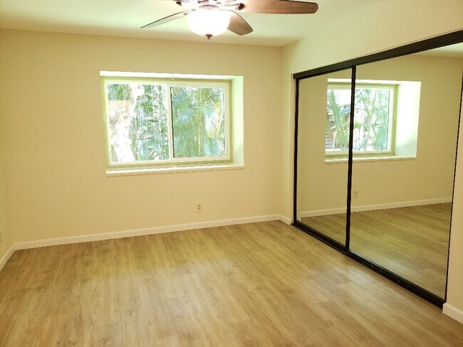 Building Photo - 2512