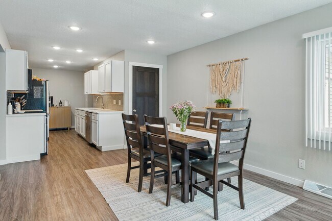 Building Photo - 927-933 Park Ave W