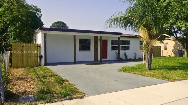Building Photo - 813 SW 3rd Ct
