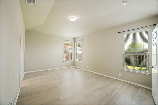 Building Photo - Beautiful 3 Bedroom in Republic Oaks Community