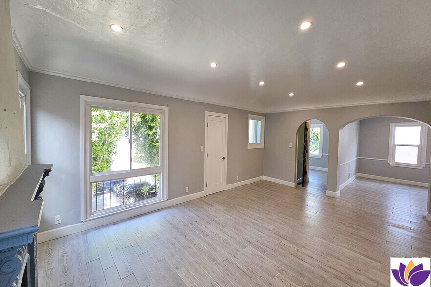 Building Photo - 1152 S Hayworth Ave