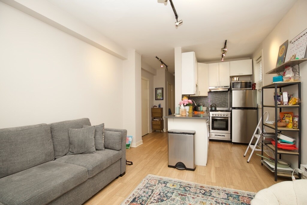 Building Photo - 511 W Belmont Ave