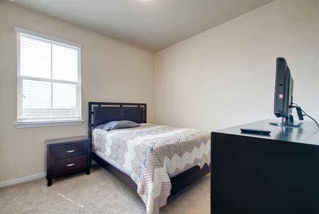 Building Photo - 2880 Donnell Dr