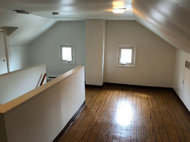 Building Photo - 153 Main St