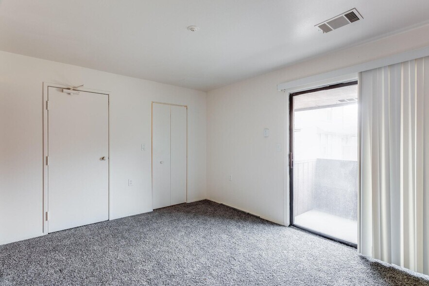 Building Photo - 9082 N Park Plaza Ct