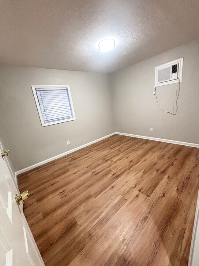 Building Photo - 626 Middle St