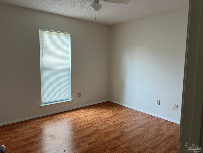 Building Photo - 3244 Maplewood Dr