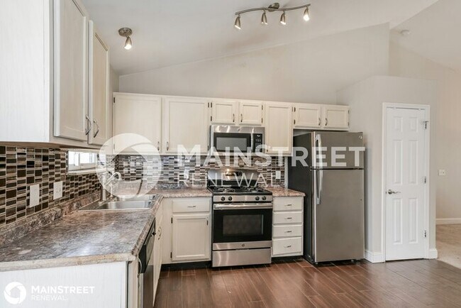 Building Photo - 8 Shady Village Ct, Lake St. Louis, MO 63367