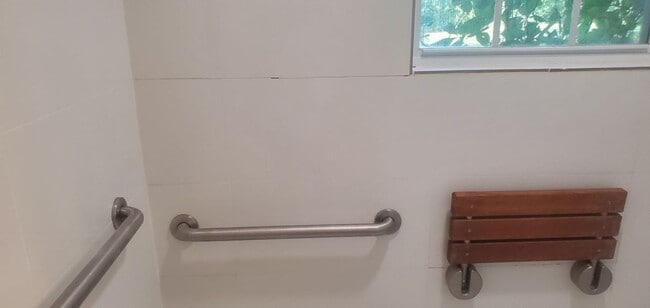 Building Photo - Handicap Accessible 2 bd, 2 ba - Beautiful...