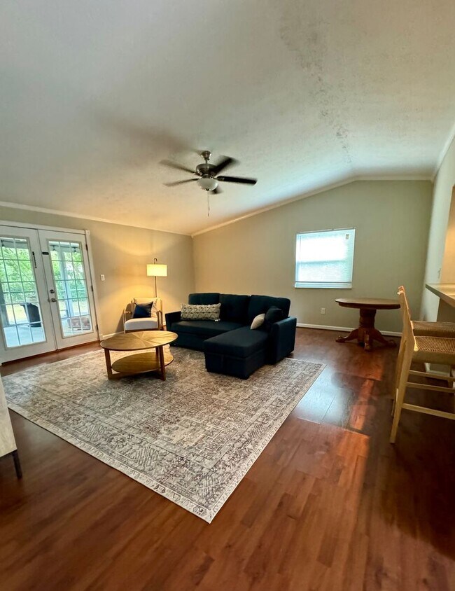 Building Photo - 501 Ashwood Dr