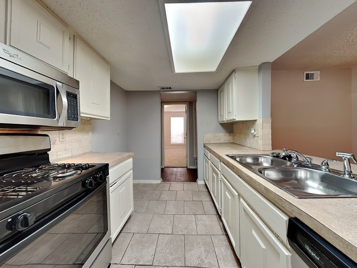 Building Photo - 1810 Hemlock Dr