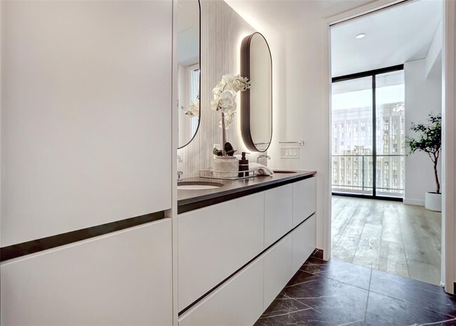 Building Photo - 610 Davis St