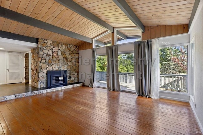 Building Photo - Beautiful 3 bedroom, 2 bath, 2,039 sqft hi...