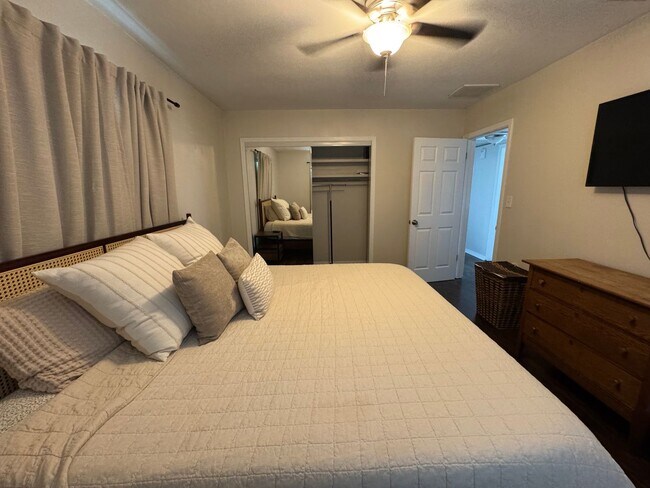 Building Photo - Charming Home, Fenced Backyard, Near Downtown