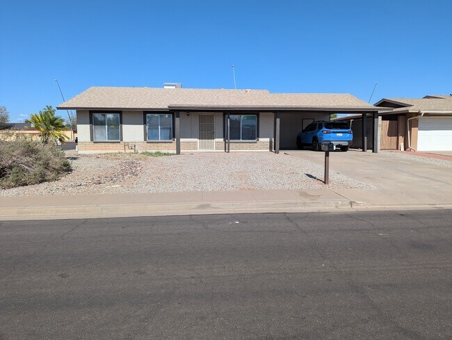 Building Photo - 563 N Santa Anna