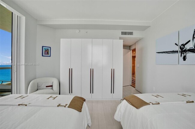 Building Photo - 17875 Collins Ave