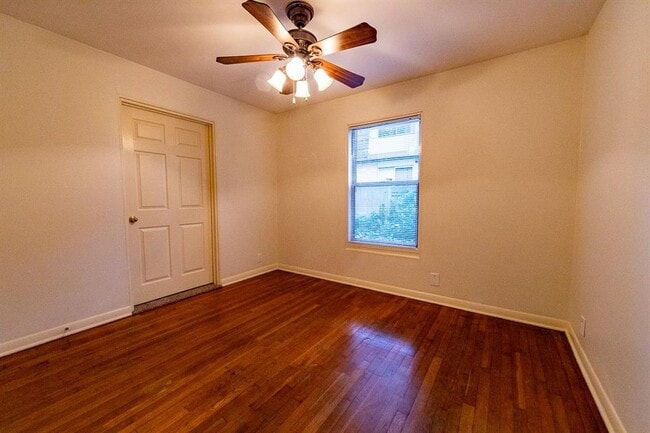 Building Photo - 5515 Roosevelt Ave