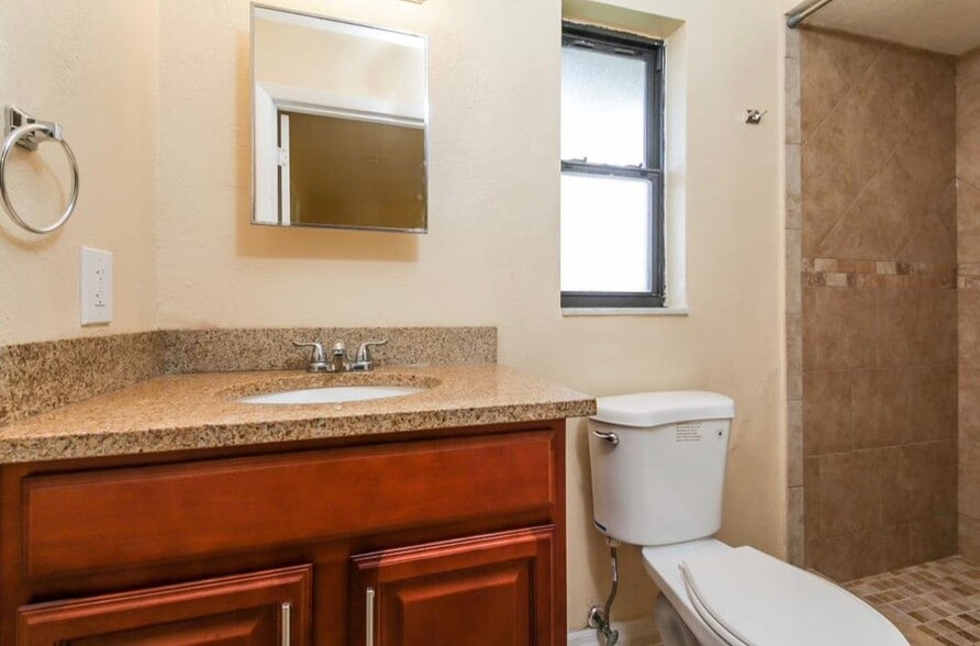 Building Photo - 126 SW 48th Terrace