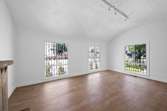 Building Photo - 1905 S Orange Dr