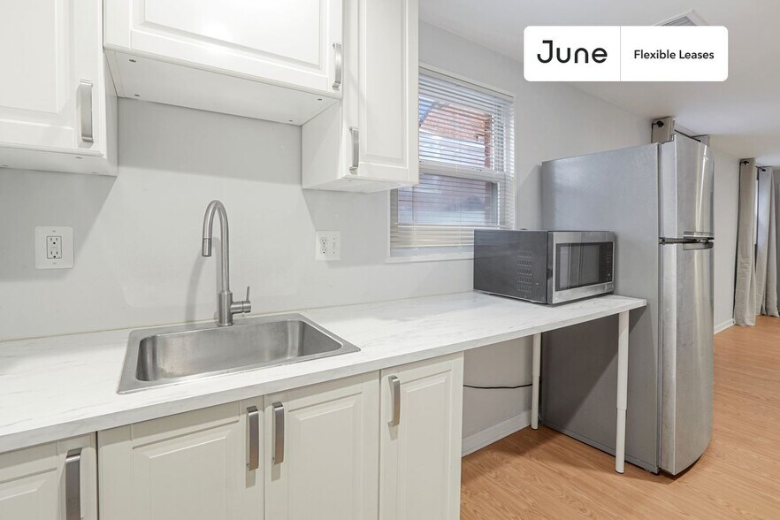 Building Photo - 530 Ingraham St NE