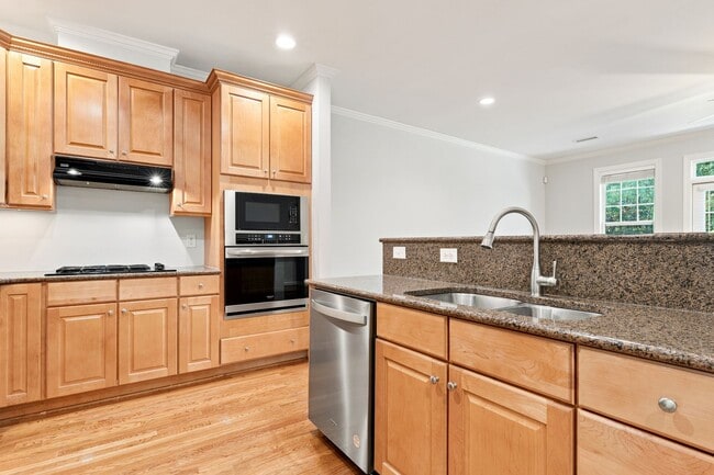 Building Photo - Beautiful 3 Bedroom / 2.5 Bathroom Townhome - Available NOW!