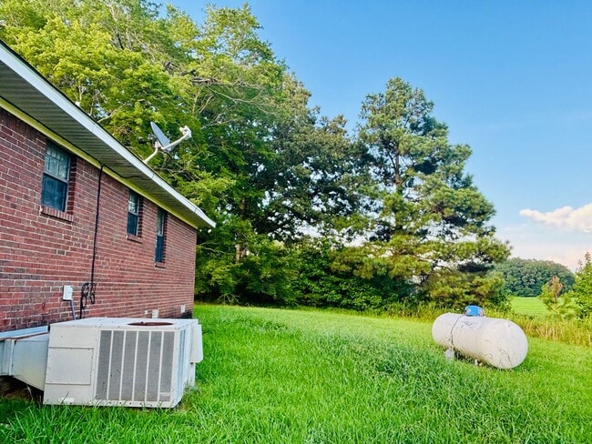 Building Photo - Country Living