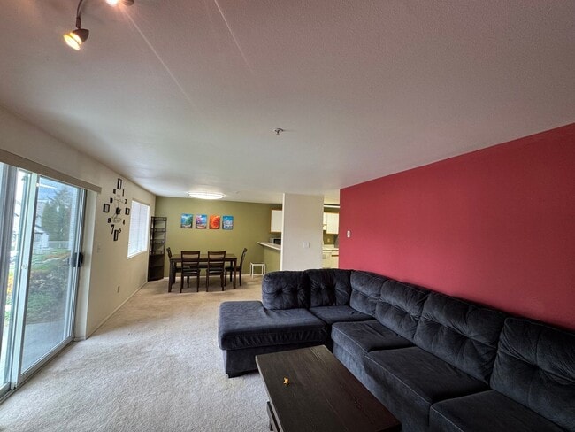 Building Photo - Comfortable & Convenient Condo in Renton