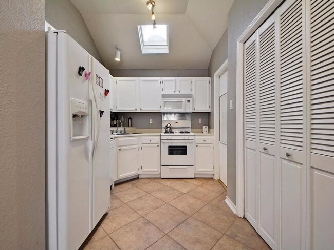 Building Photo - 2213 Margalene Way
