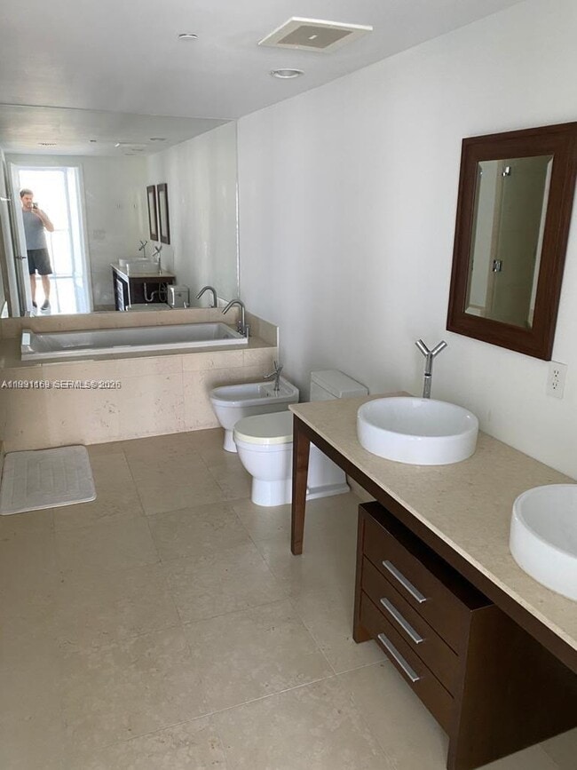 Building Photo - 495 Brickell Ave