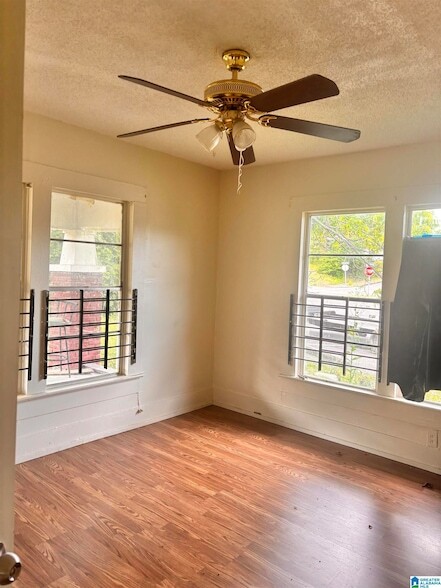 Building Photo - 410 53rd St Ens