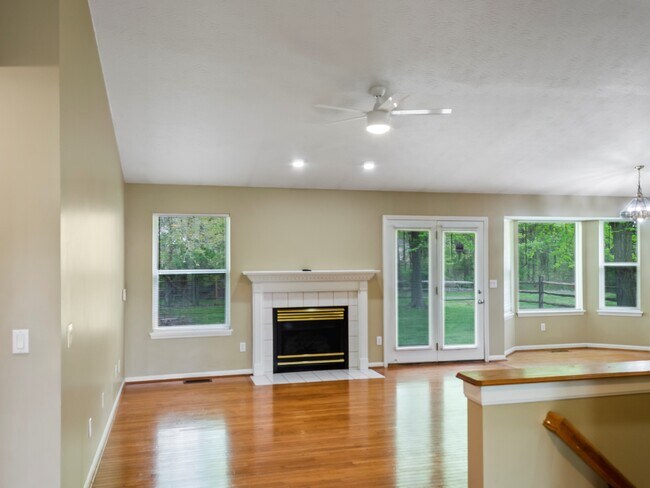 Building Photo - 672 E Lake Ln