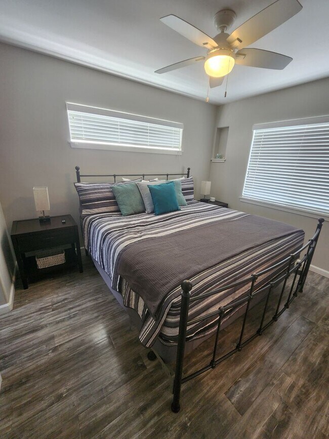 Building Photo - Beautiful Updated Unfurnished Apartment- All Utilities Included!