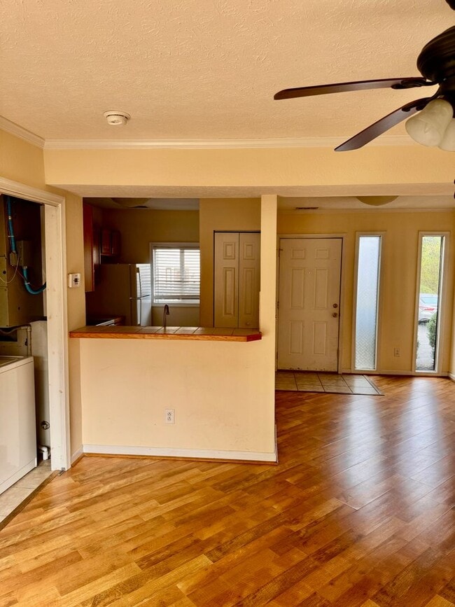 Building Photo - 2 Bedroom || 1 Bathroom Townhome
