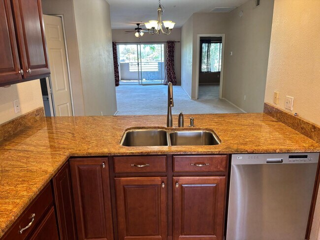 Building Photo - 7401 W Arrowhead Clubhouse Dr