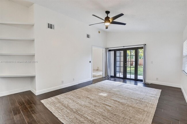 Building Photo - 581 Lakeside Cir