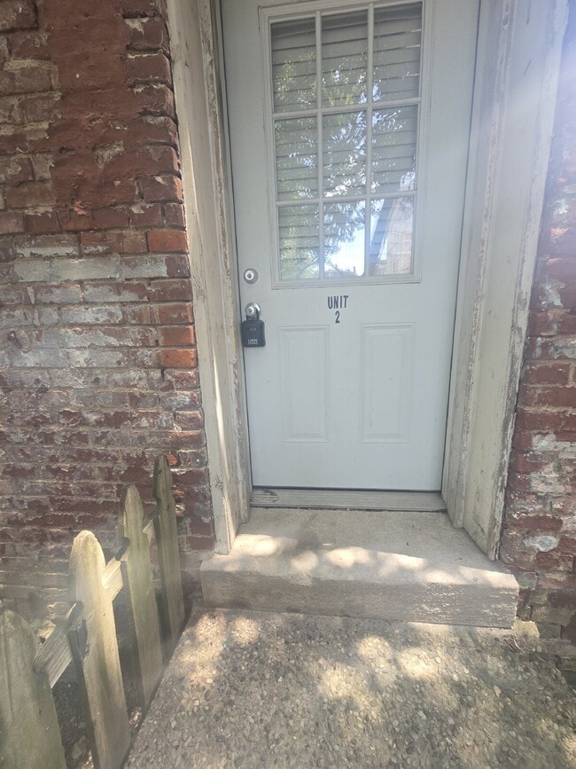 Building Photo - "2-Bed Apartment on S Brook Street, Louisville!"