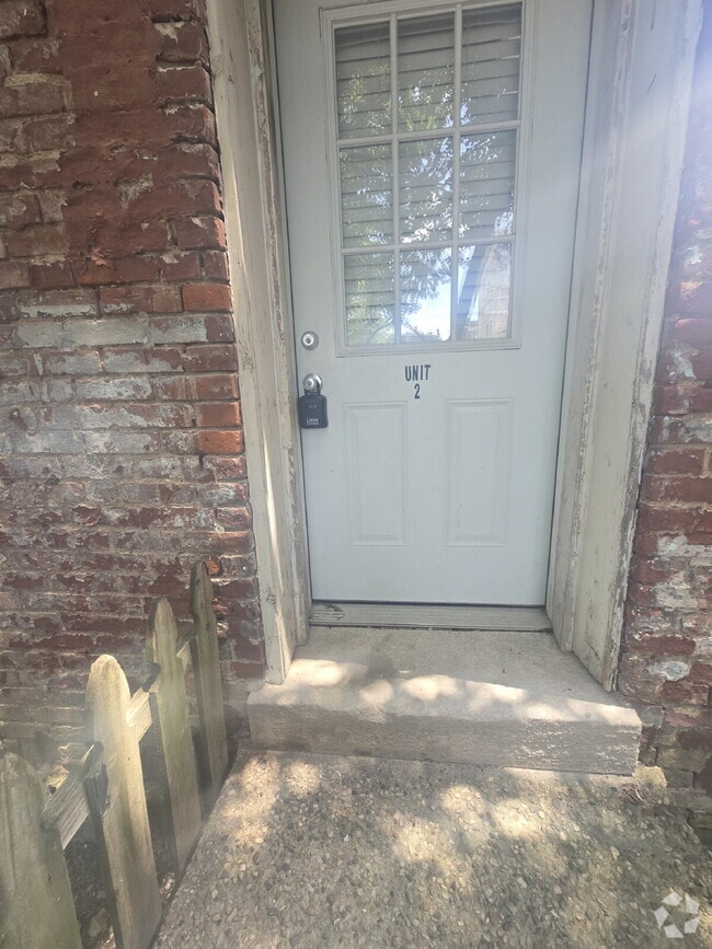 Building Photo - "2-Bed Condo with Gleaming Hardwood Floors...