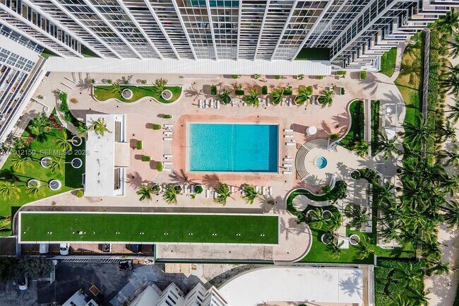 Building Photo - 10275 Collins Ave