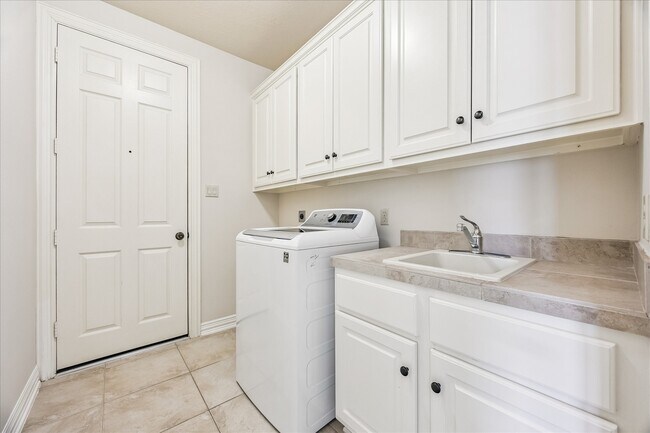 Building Photo - 2210 Bywater Dr