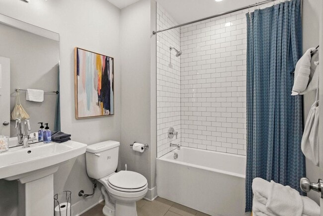 Building Photo - 4 BEDROOM, 5 BATH, 2-CAR GARAGE-