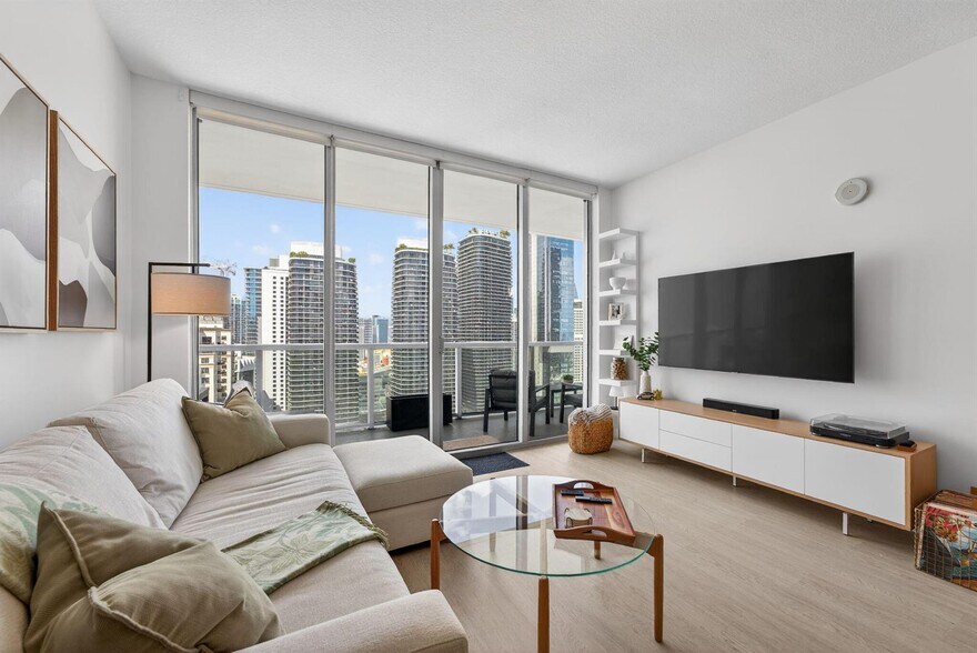 Building Photo - 1111 SW 1st Ave