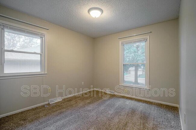 Building Photo - 405 SE Dales Ct