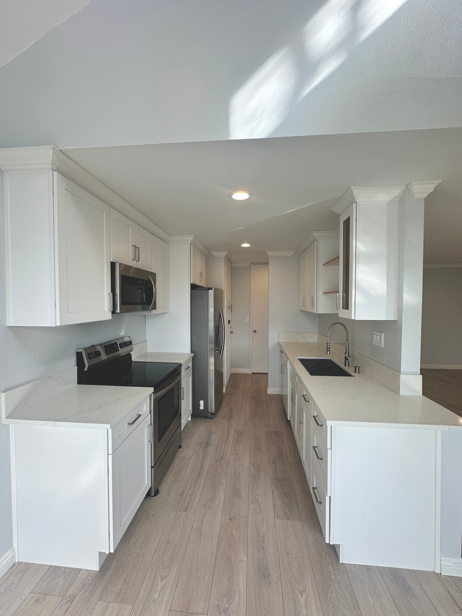 Building Photo - 6050 Canterbury Dr
